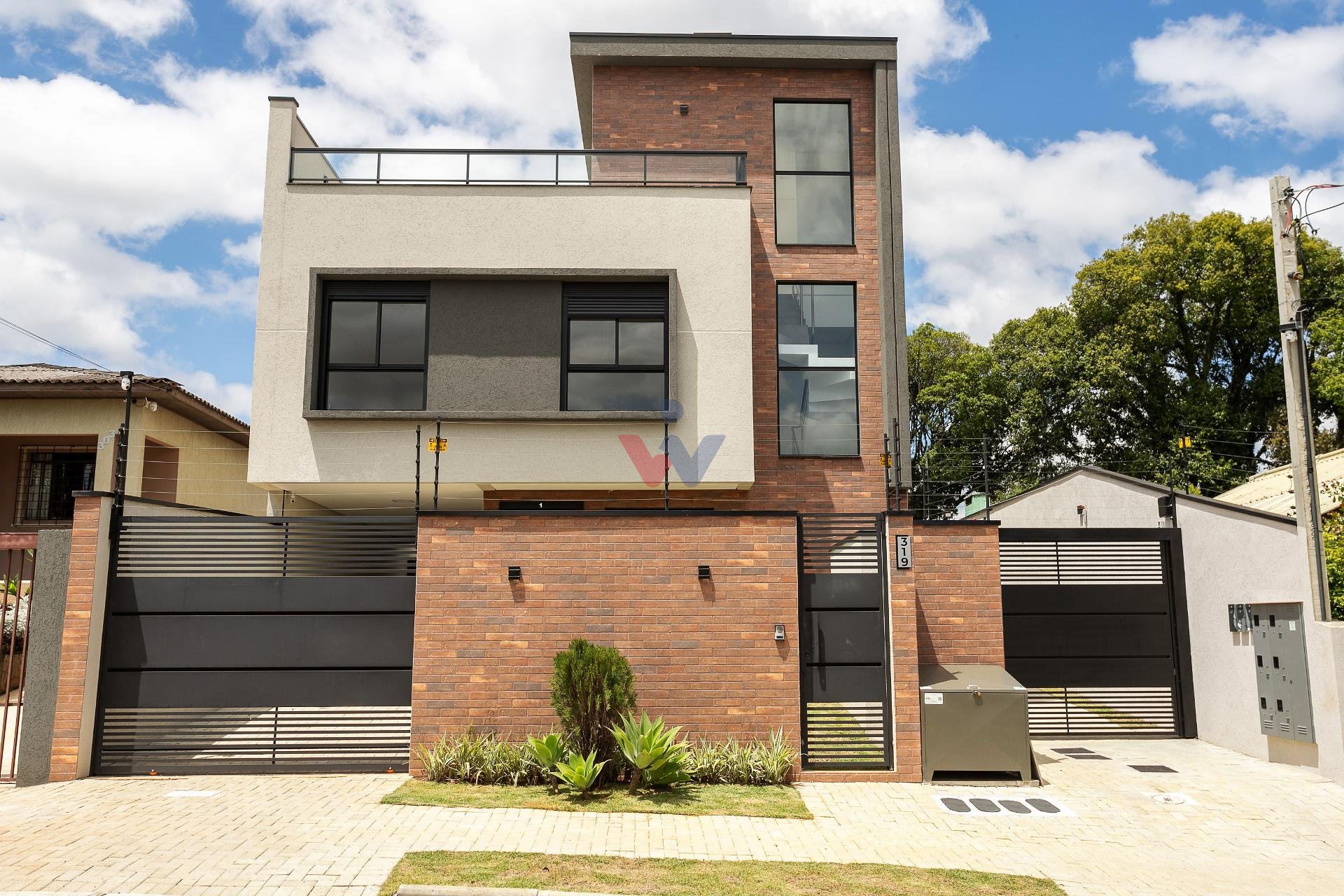 Sobrado Triplex Alto Padrão com Ático e Terraço no Abranches |...