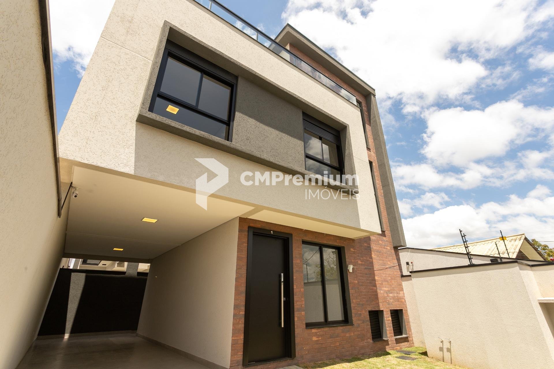 Sobrado Triplex Alto Padrão com Ático e Terraço no Abranches |...