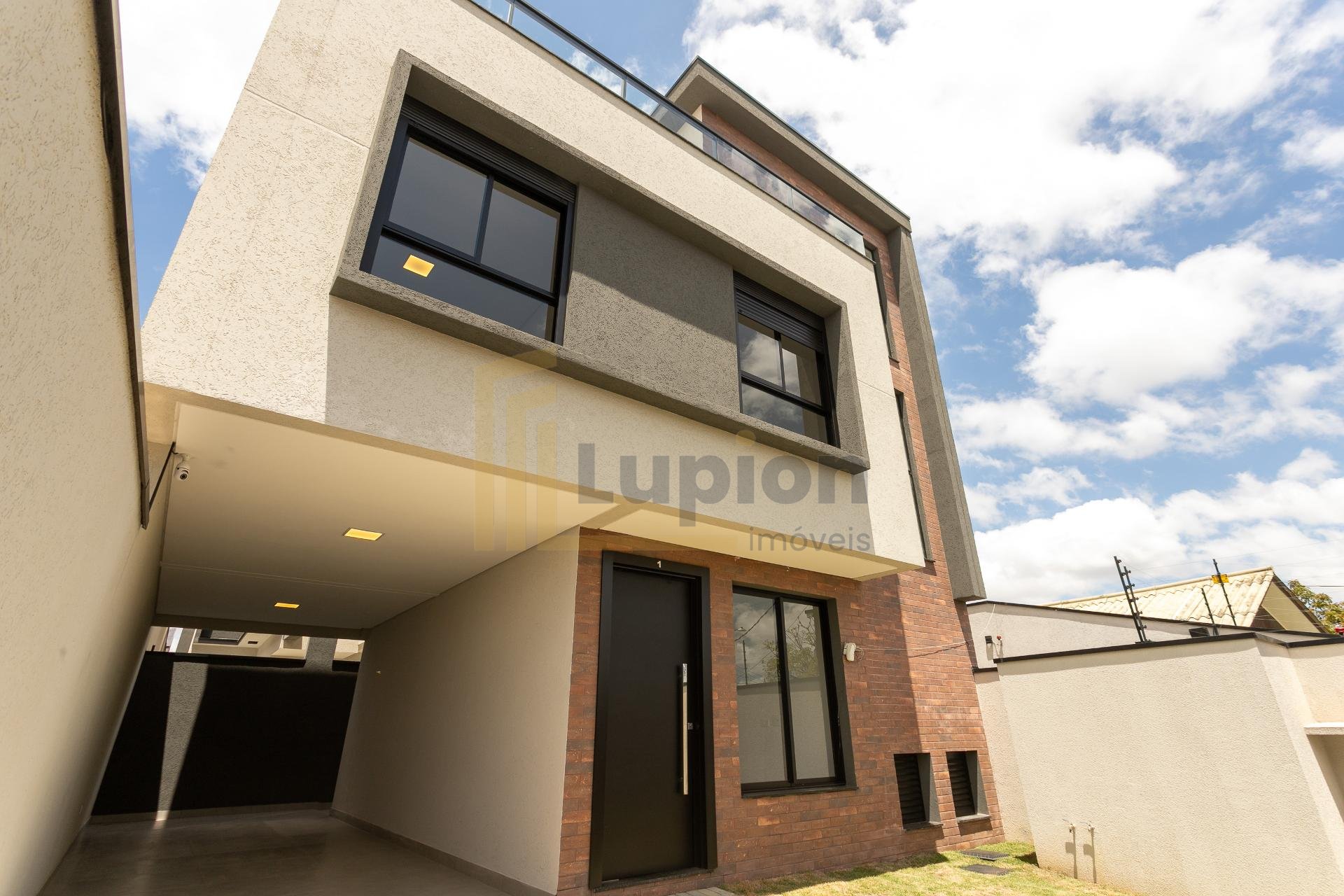 Sobrado Triplex Alto Padrão com Ático e Terraço no Abranches |...