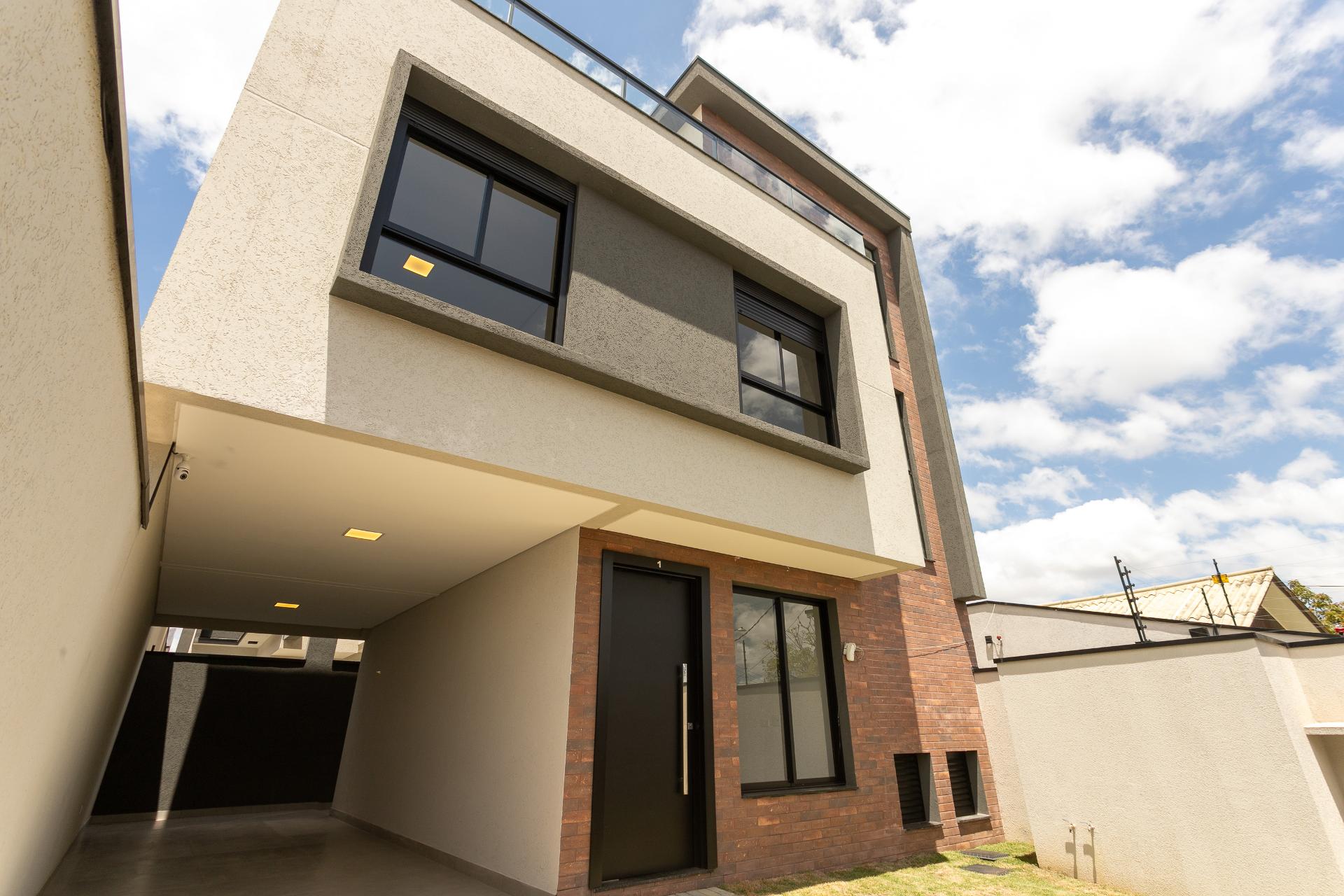 Sobrado Triplex Alto Padrão com Ático e Terraço no Abranches |...