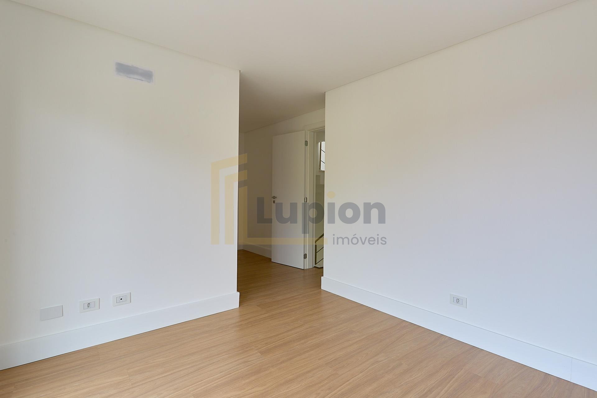 Sobrado à venda, em condomínio de 128m  Bairro Mercês, CURITIB...