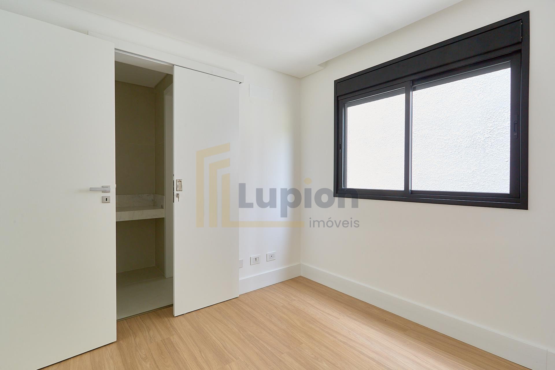 Sobrado à venda, em condomínio de 128m  Bairro Mercês, CURITIB...