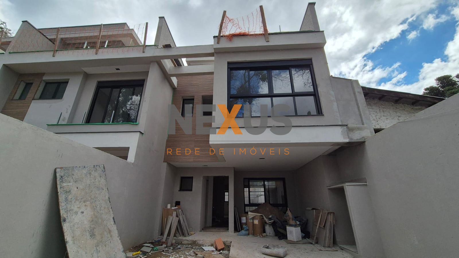 Sobrado 03 quartos com suite no Bairro Água Verde com 166m