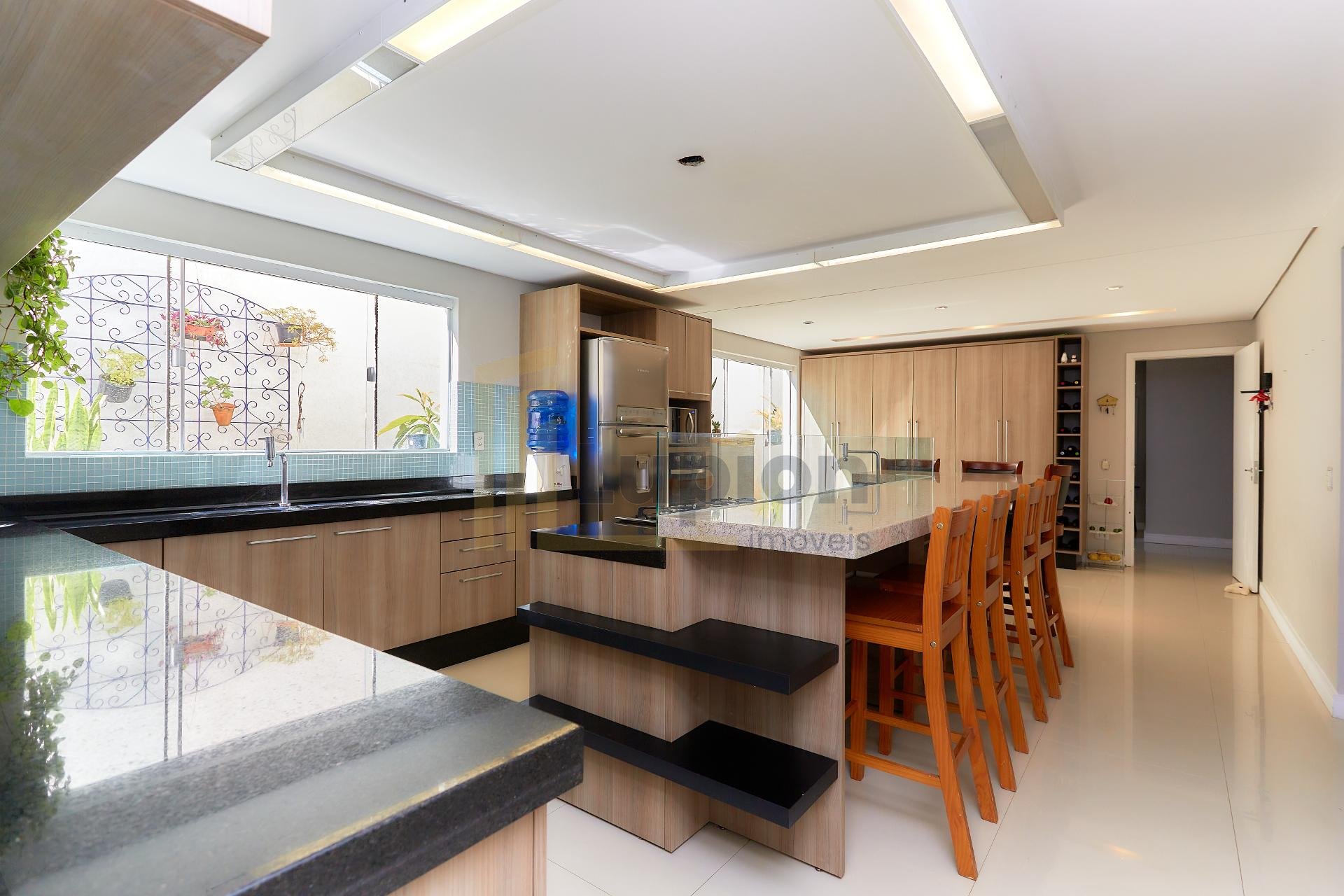 Casa no barreirinha com 352m  de frente pra rua sem saída Curi...