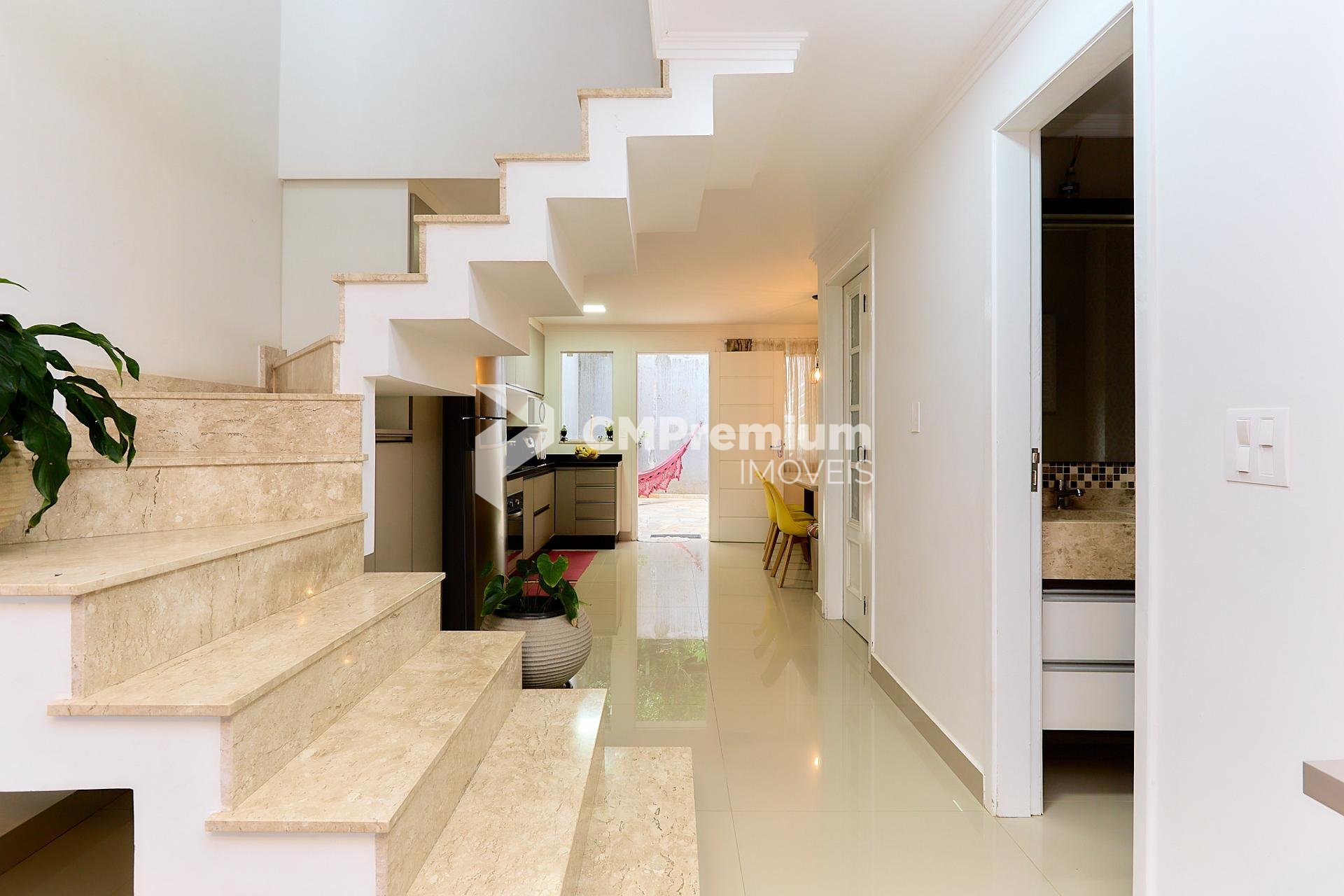 Sobrado de frente pra no bairro Santa Cândida, CURITIBA - PR