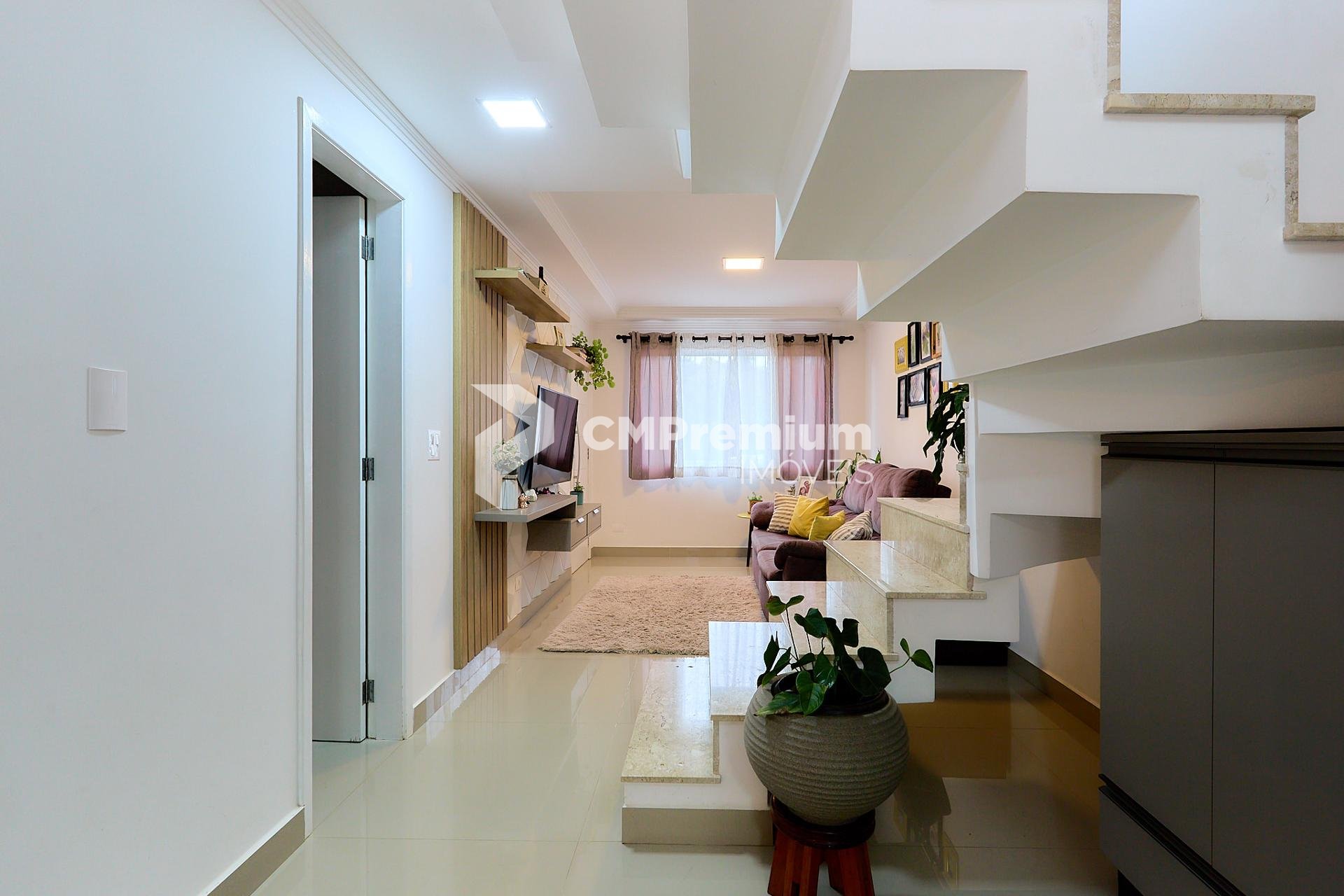 Sobrado de frente pra no bairro Santa Cândida, CURITIBA - PR