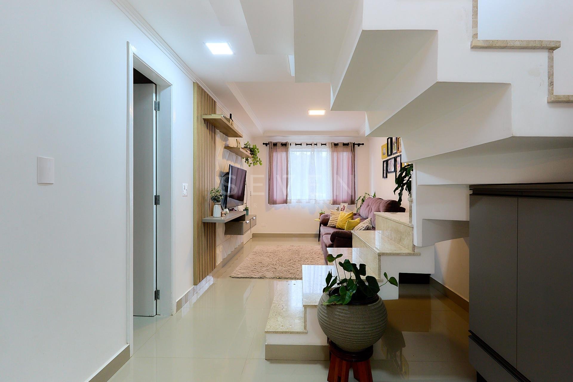 Sobrado de frente pra no bairro Santa Cândida, CURITIBA - PR