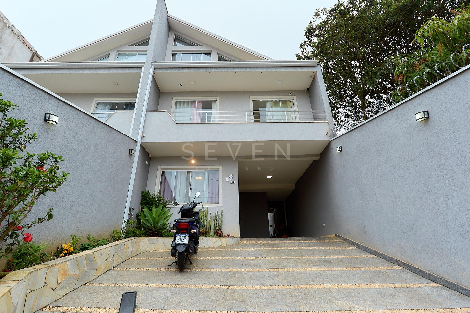Sobrado de frente pra no bairro Santa Cândida, CURITIBA - PR