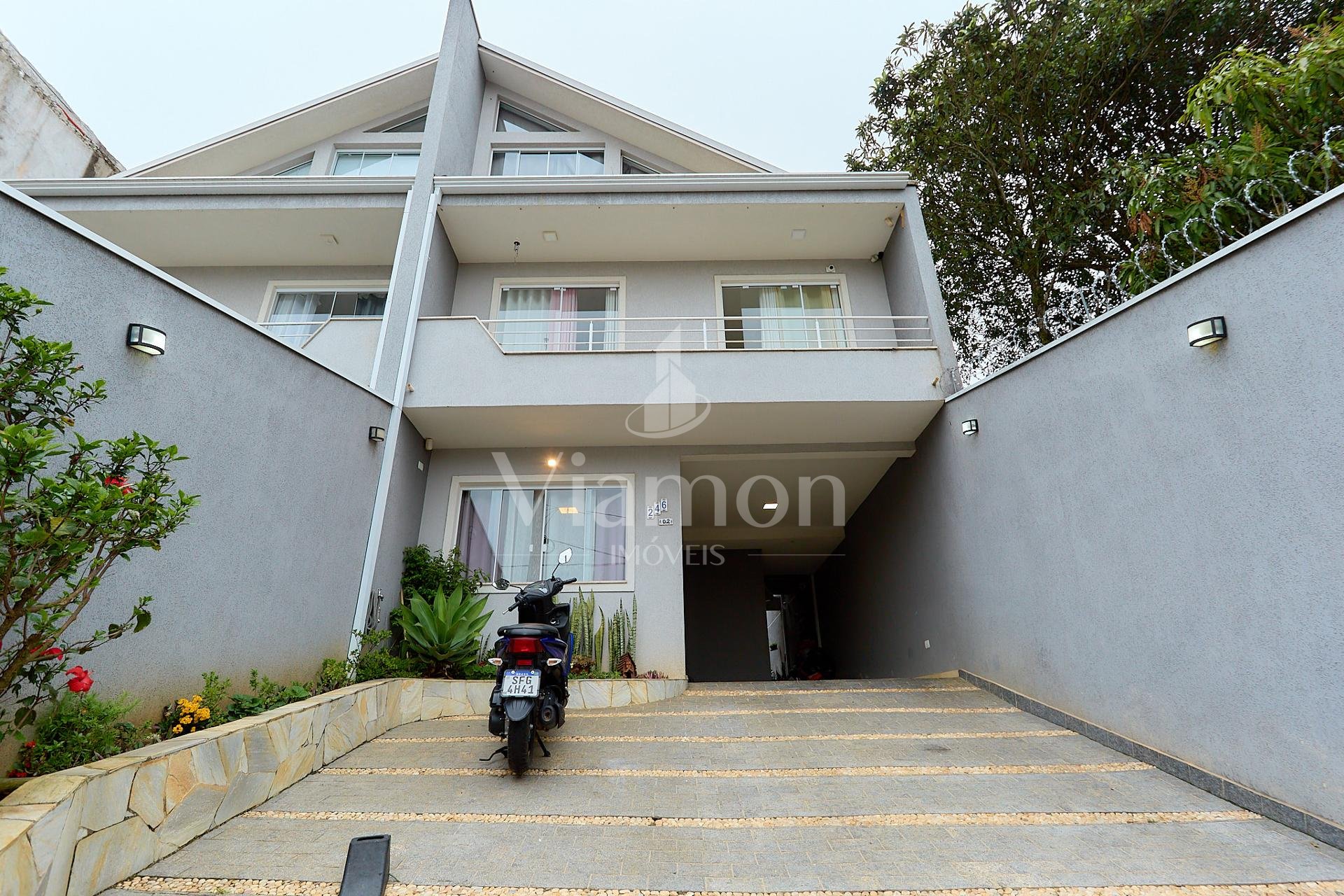 Sobrado de frente pra no bairro Santa Cândida, CURITIBA - PR