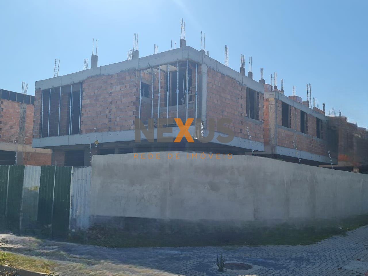 Sobrado em Condomínio com 03 suites no Bairro Uberaba com 17...