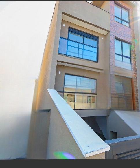 Sobrado Triplex em Condomínio  no Bairro Tingui com 268m .