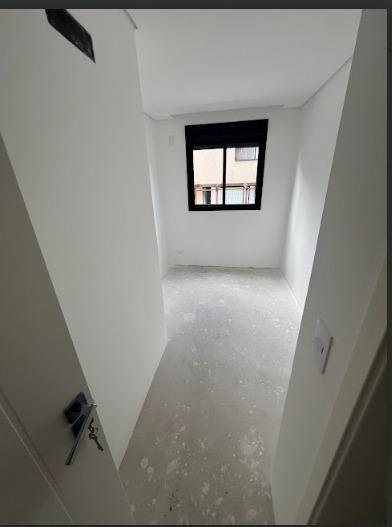 Sobrado Triplex em Condomínio  no Bairro Tingui com 268m .