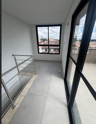 Sobrado Triplex em Condomínio  no Bairro Tingui com 268m .