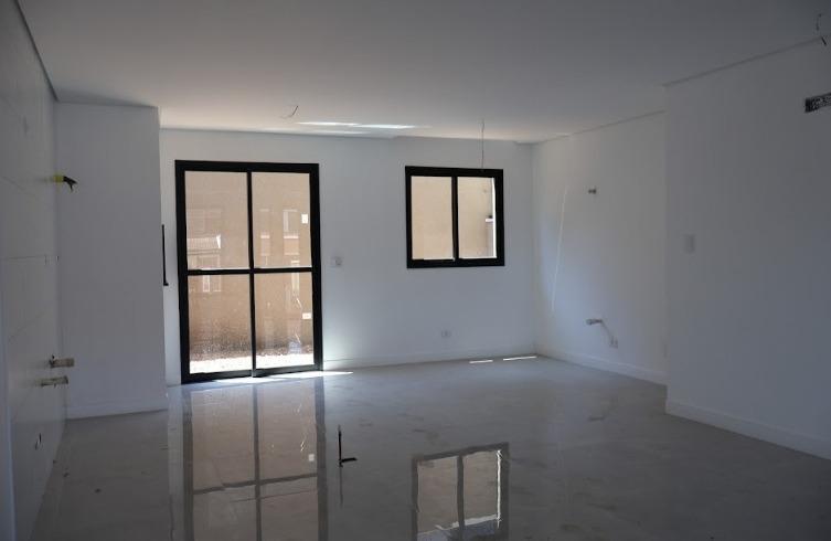 Sobrado Triplex em Condomínio  no Bairro Tingui com 268m .