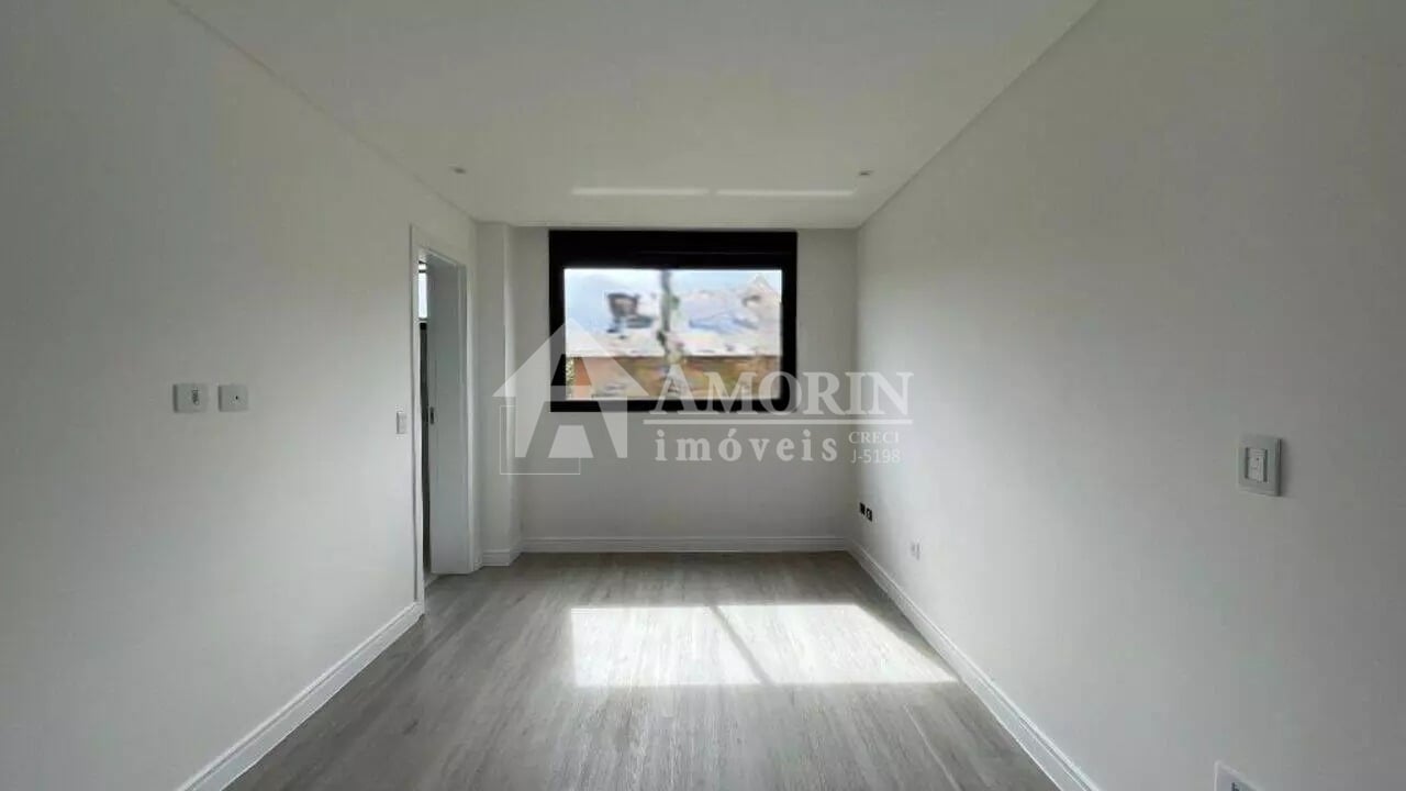 Sobrado com ático em condomínio clube - Santa Cândida