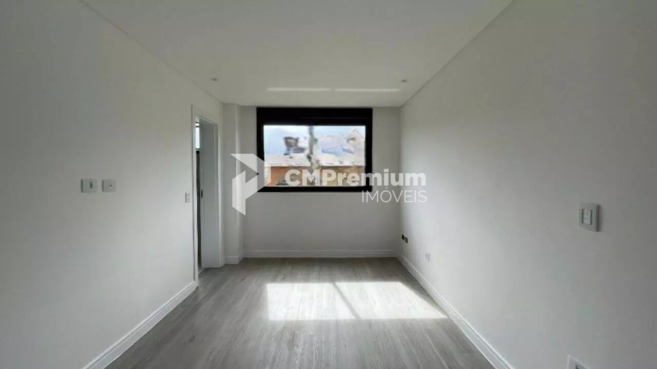 Sobrado com ático em condomínio clube - Santa Cândida