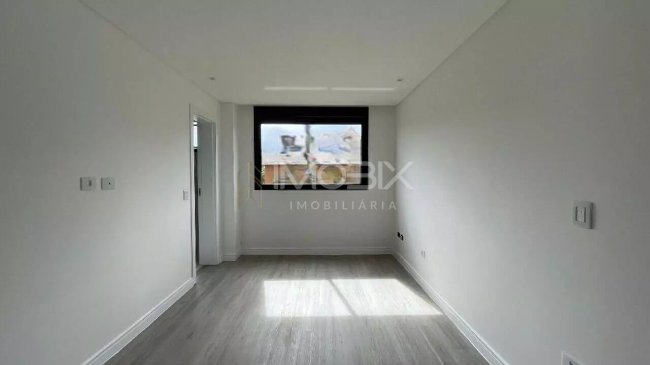 Sobrado com ático em condomínio clube - Santa Cândida