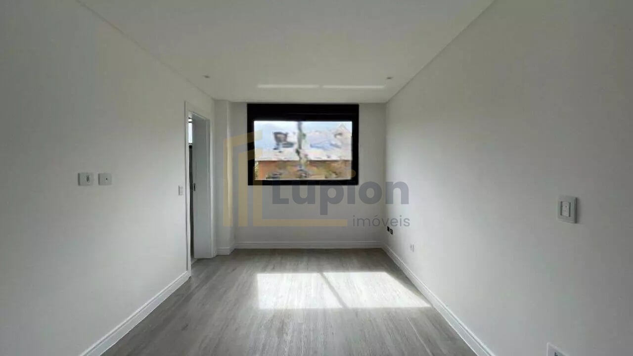 Sobrado com ático em condomínio clube - Santa Cândida