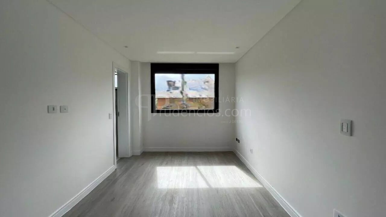 Sobrado com ático em condomínio clube - Santa Cândida