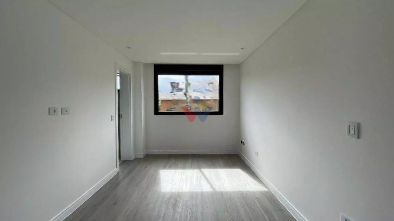 Sobrado com ático em condomínio clube - Santa Cândida