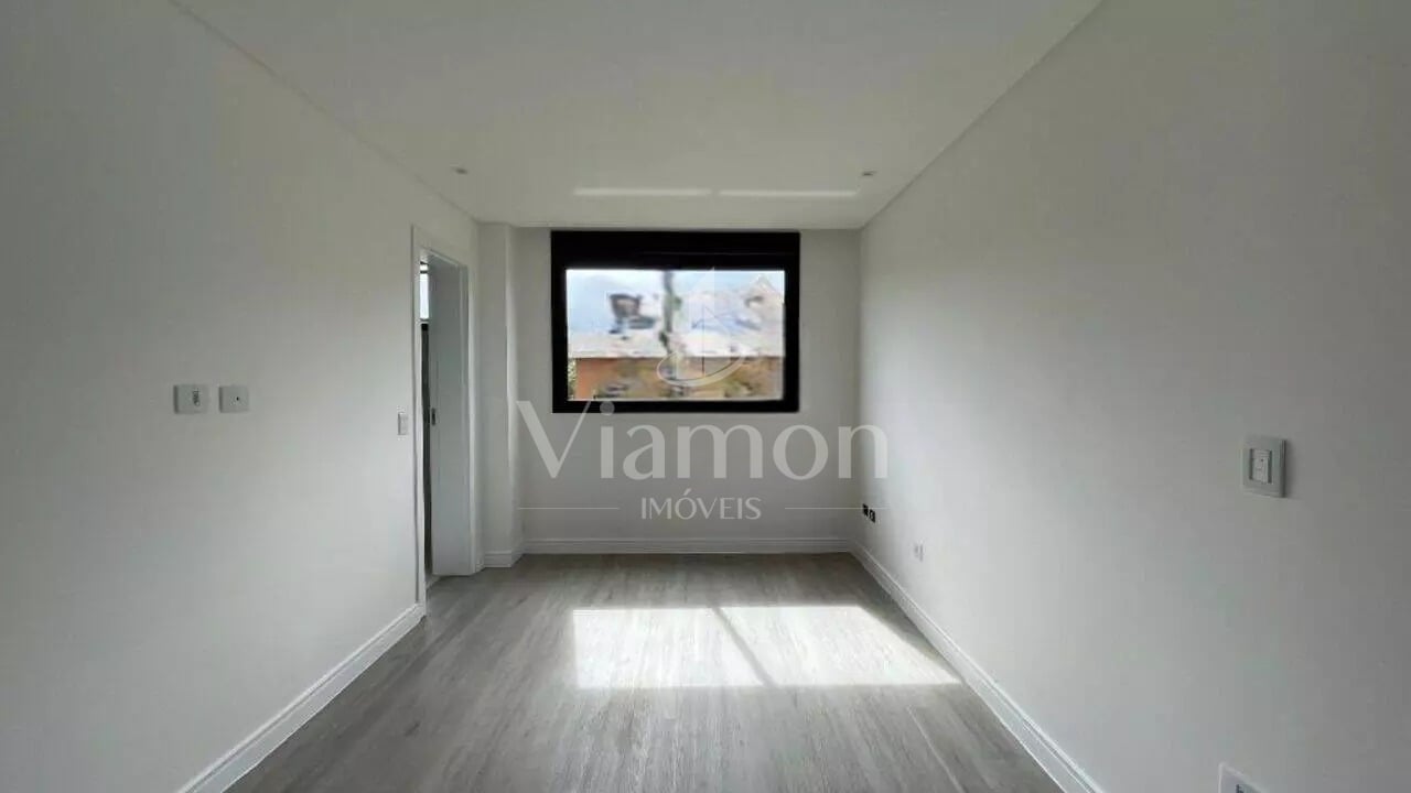 Sobrado com ático em condomínio clube - Santa Cândida