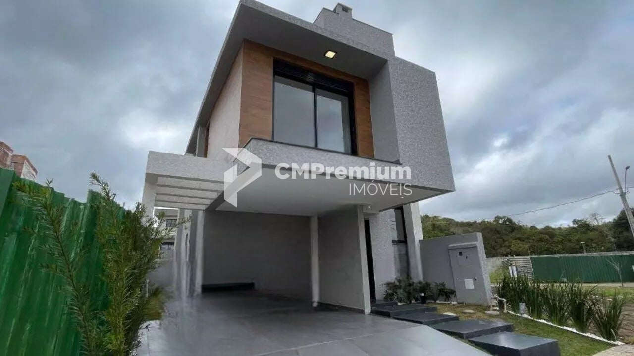 Sobrado com ático em condomínio clube - Santa Cândida