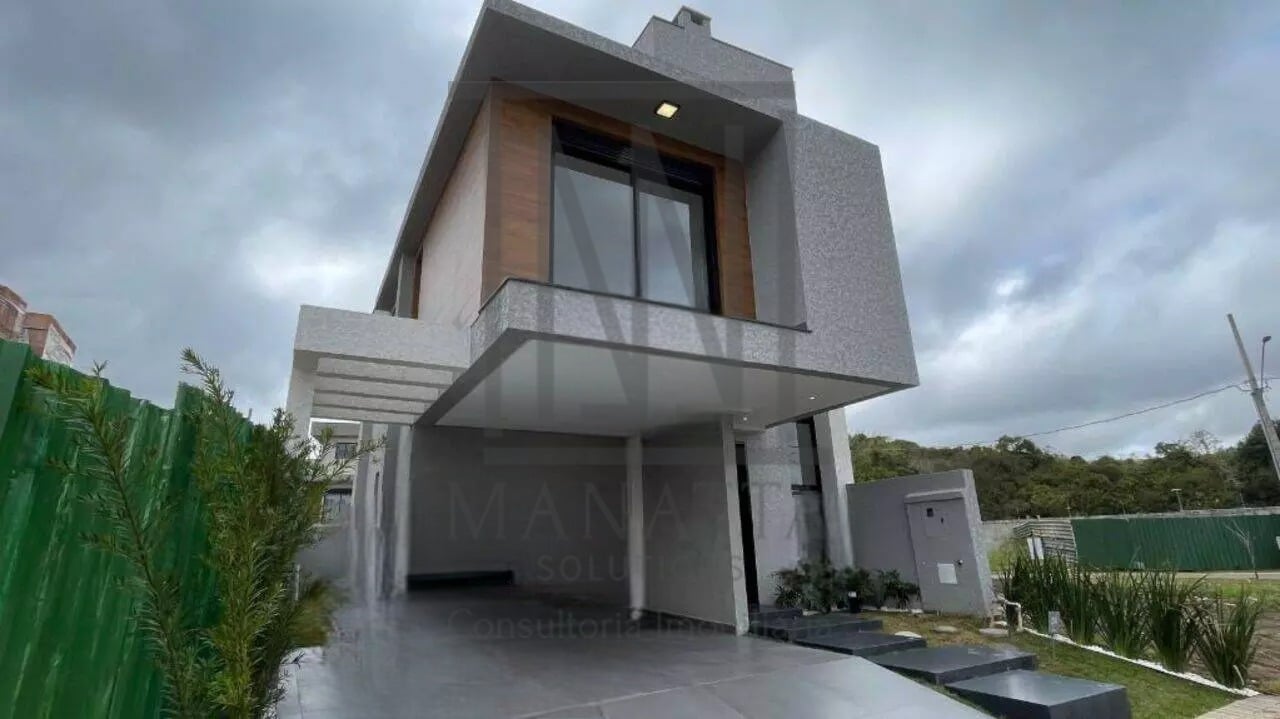 Sobrado com ático em condomínio clube - Santa Cândida