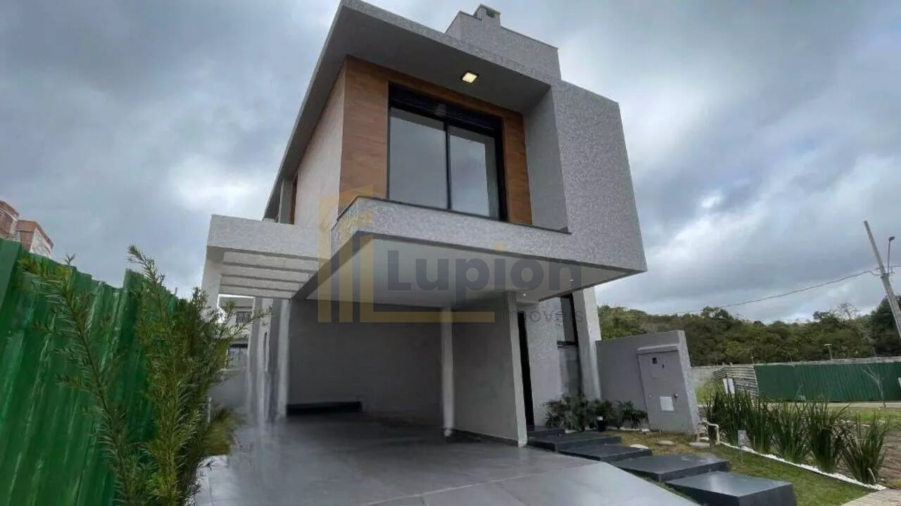 Sobrado com ático em condomínio clube - Santa Cândida