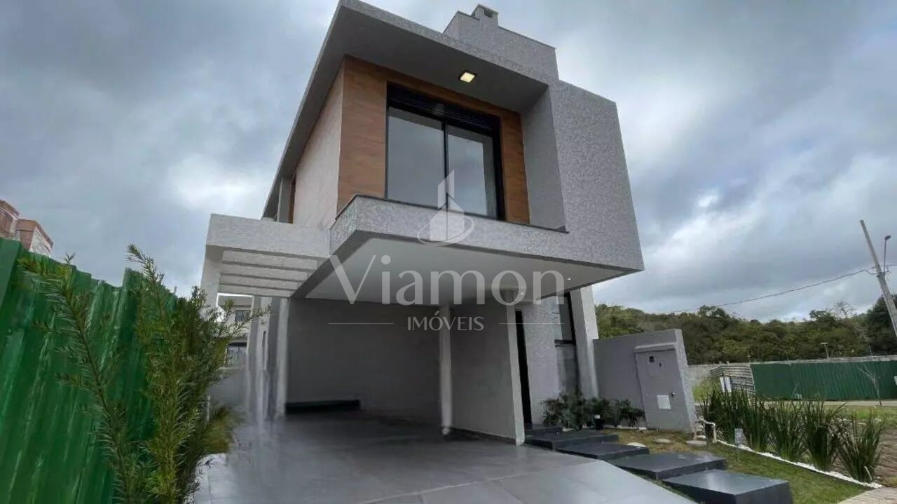 Sobrado com ático em condomínio clube - Santa Cândida