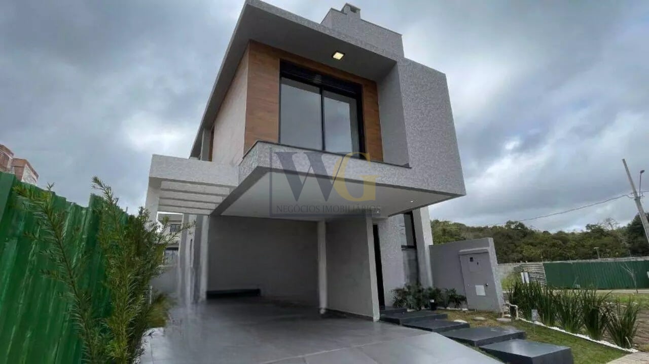 Sobrado com ático em condomínio clube - Santa Cândida