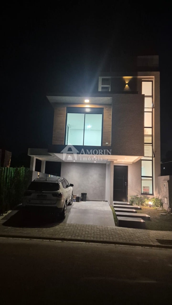 Sobrado com ático em condomínio clube - Santa Cândida