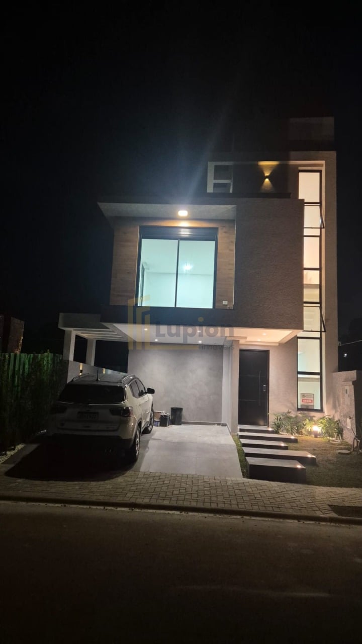 Sobrado com ático em condomínio clube - Santa Cândida