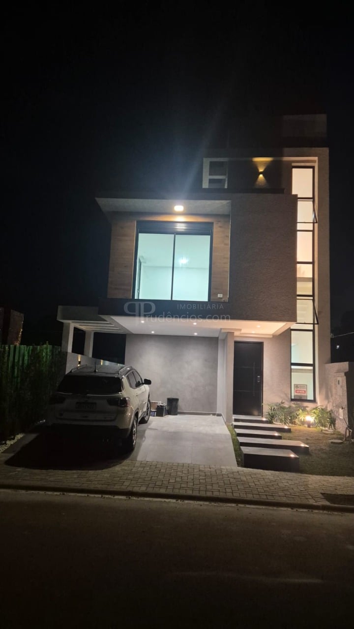 Sobrado com ático em condomínio clube - Santa Cândida