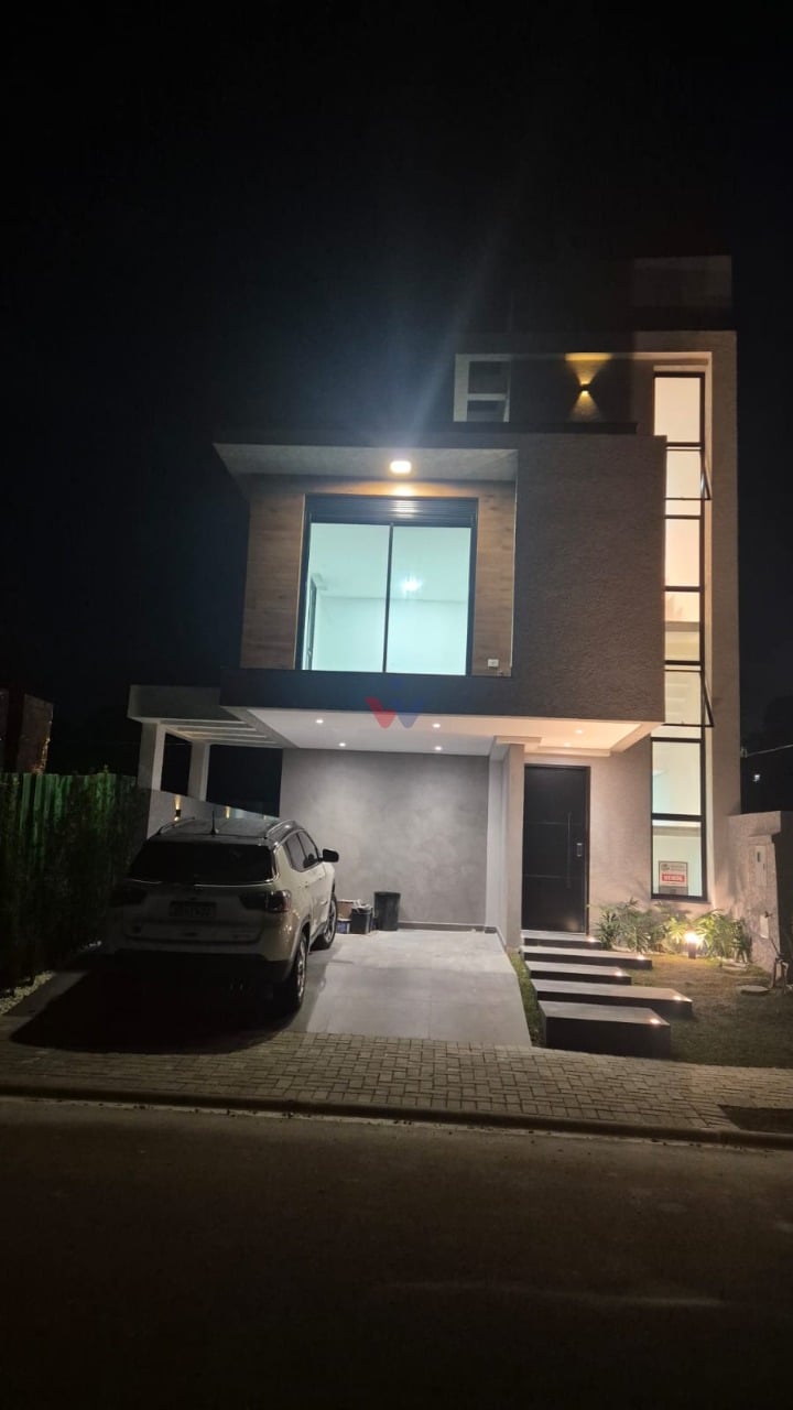 Sobrado com ático em condomínio clube - Santa Cândida