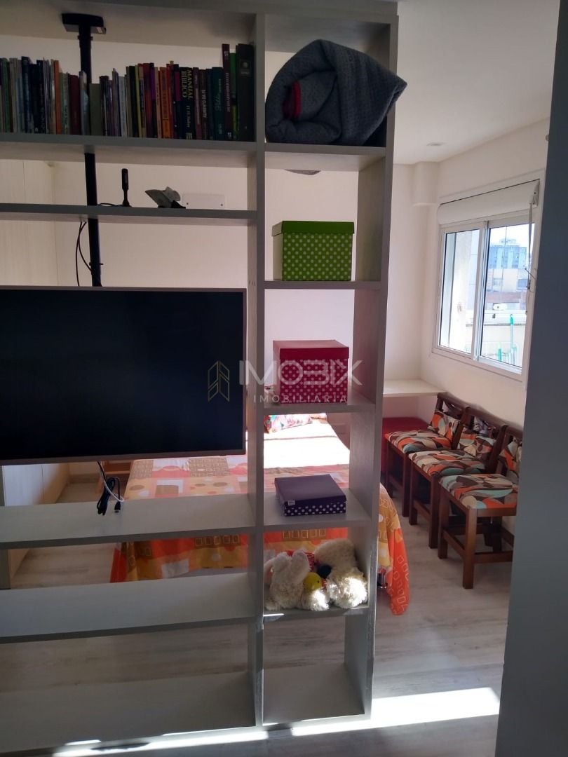 Apto Centro Prox UTFPR, andar lato, 01 qto, sacada churrasq.