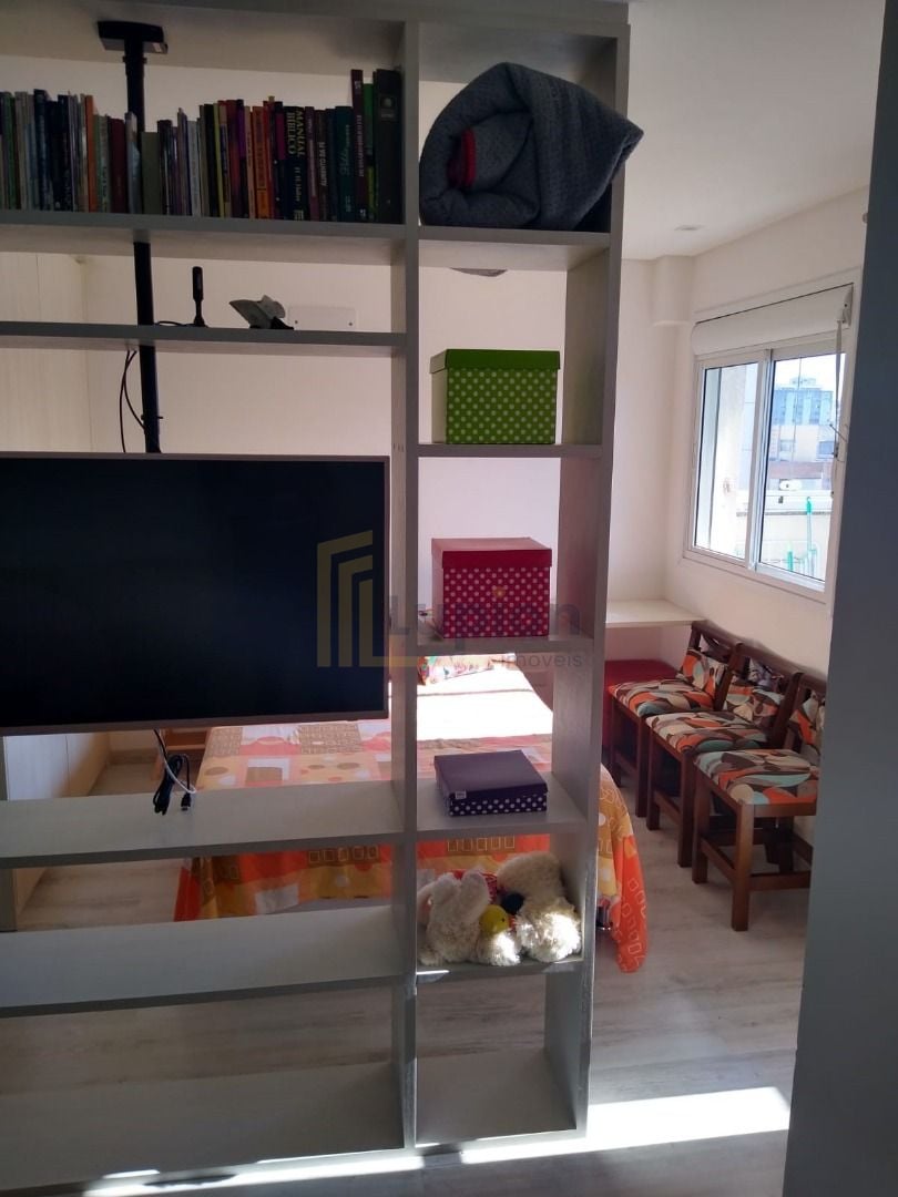 Apto Centro Prox UTFPR, andar lato, 01 qto, sacada churrasq.