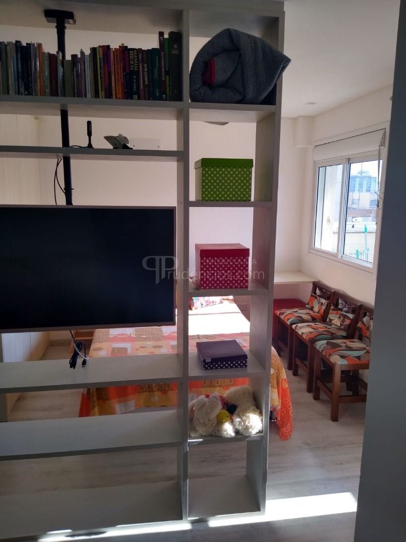 Apto Centro Prox UTFPR, andar lato, 01 qto, sacada churrasq.