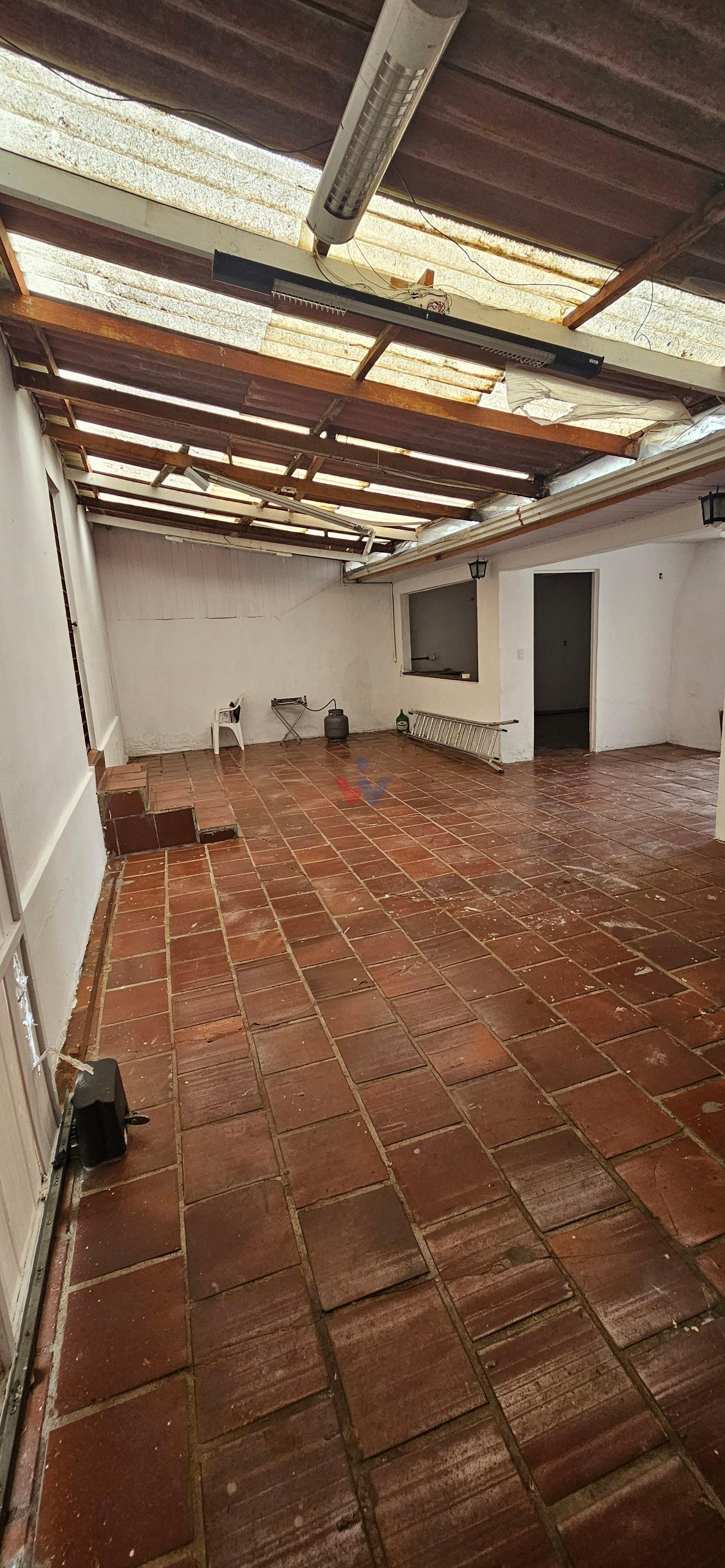 Bairro Xaxim-locação, terreno com 2 casas, 1 mista e 01 alvena...