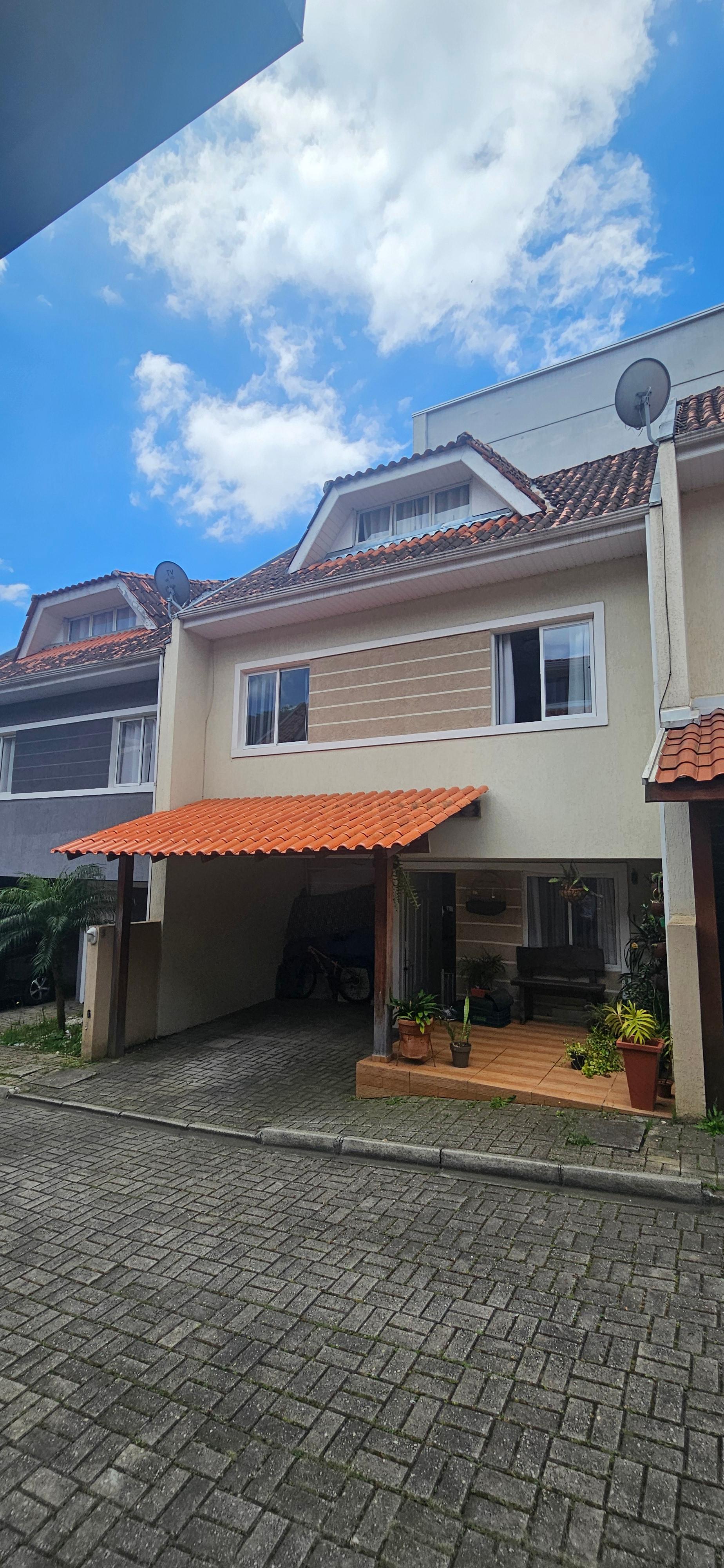 Triplex - Bairro Santa Cândida - 90 m ,recém reformado, 03 qtos ste  02 vgs, R  496 mil