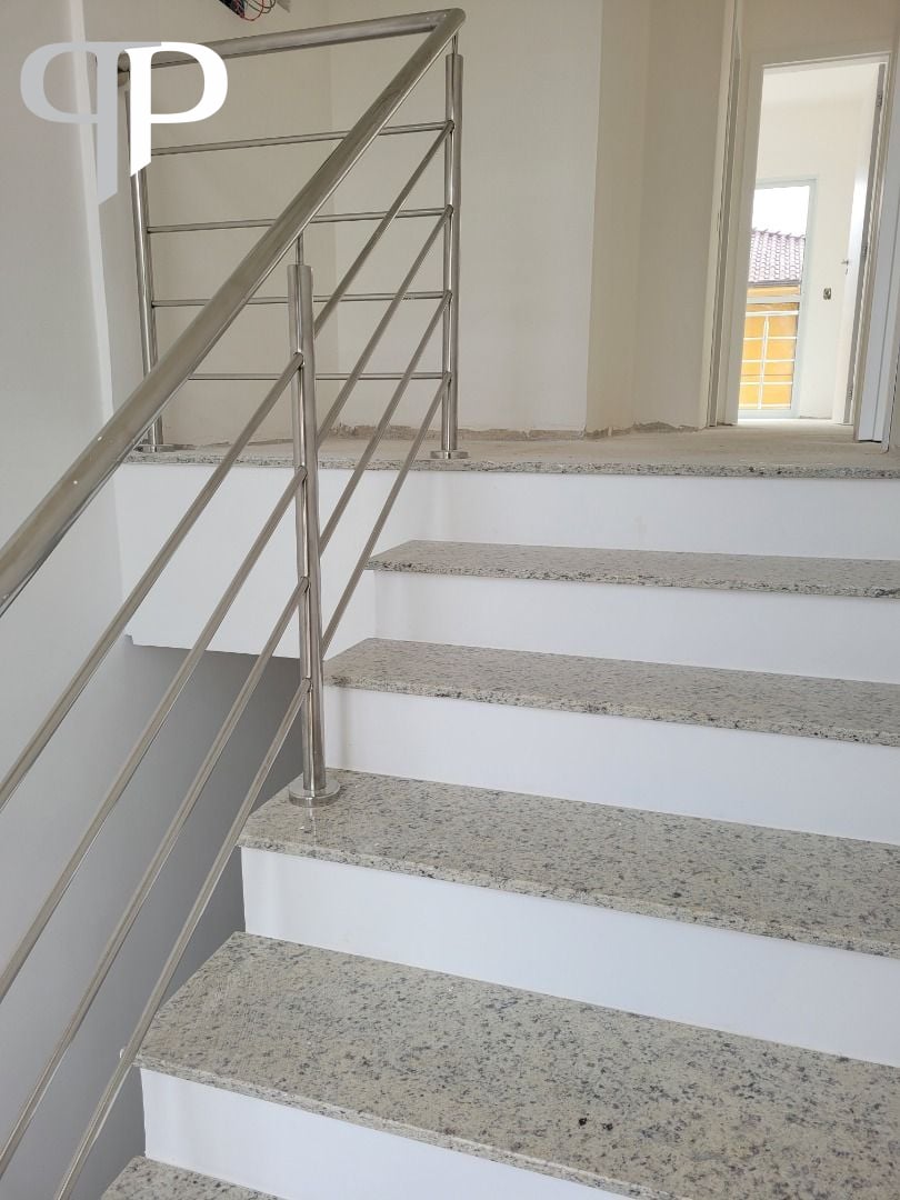 Sobrado novo, 106 m2, 3 qtos ste , 02 vagas, terreno nos fundo...