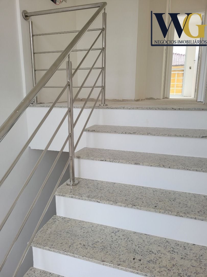 Sobrado novo, 106 m2, 3 qtos ste , 02 vagas, terreno nos fundo...