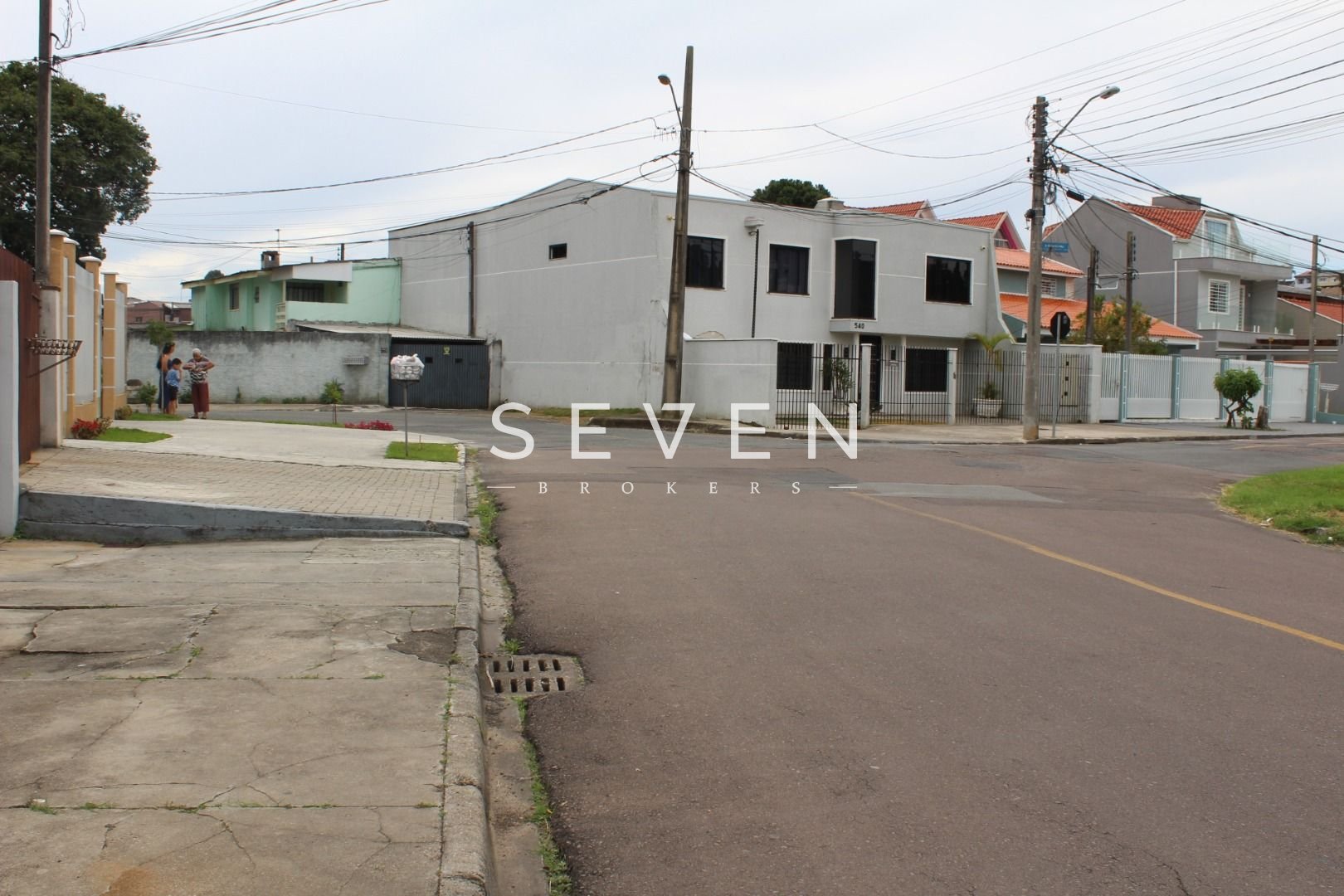 Terreno Guabirotuba - 408 m2- ZR-2, plano, murado, 50 mts da r...
