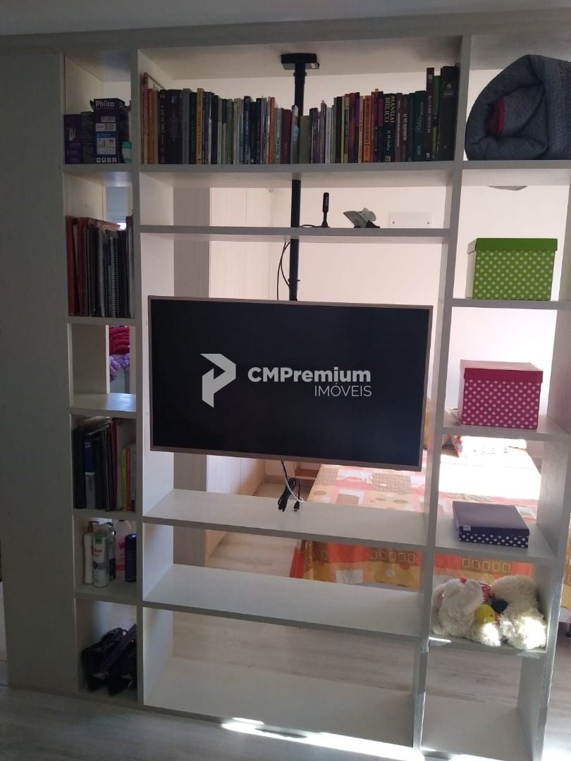Apto Centro Prox UTFPR, andar lato, 01 qto, sacada churrasq.