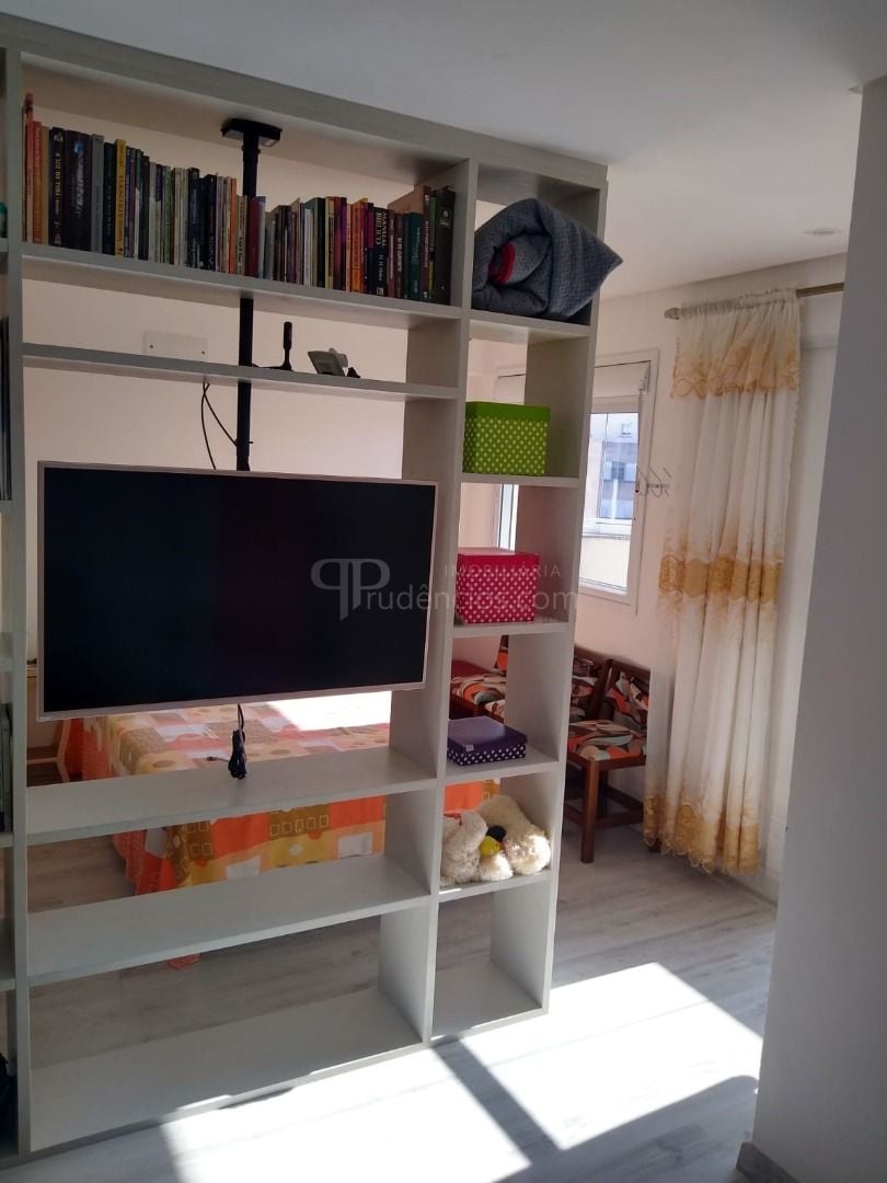 Apto Centro Prox UTFPR, andar lato, 01 qto, sacada churrasq.