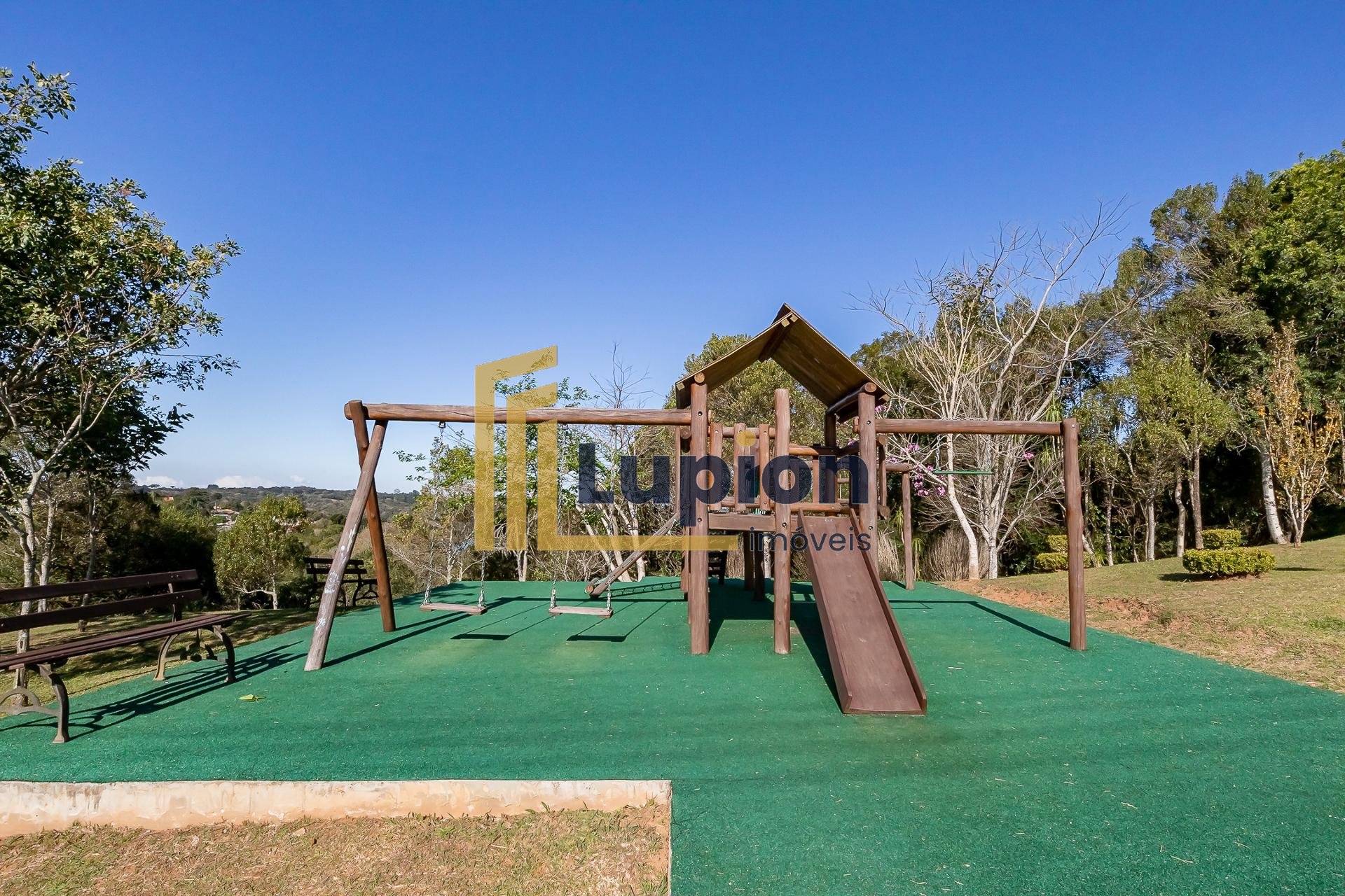 Terreno com 1.052,72 m  em Condomínio Fechado de Alto Padrão a...