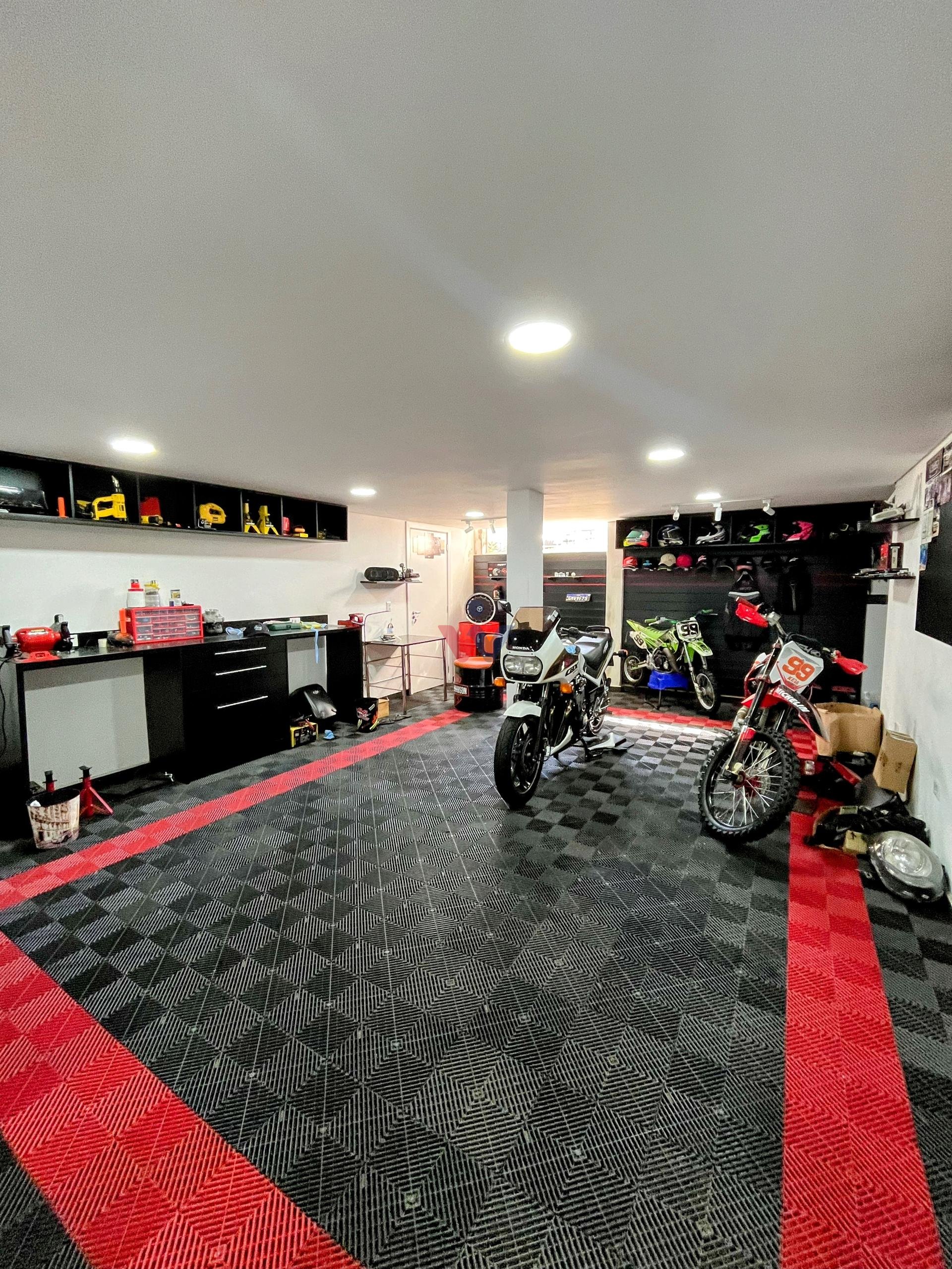 Bela Casa com 480 m  privativos no Boqueirão e ainda com porte...
