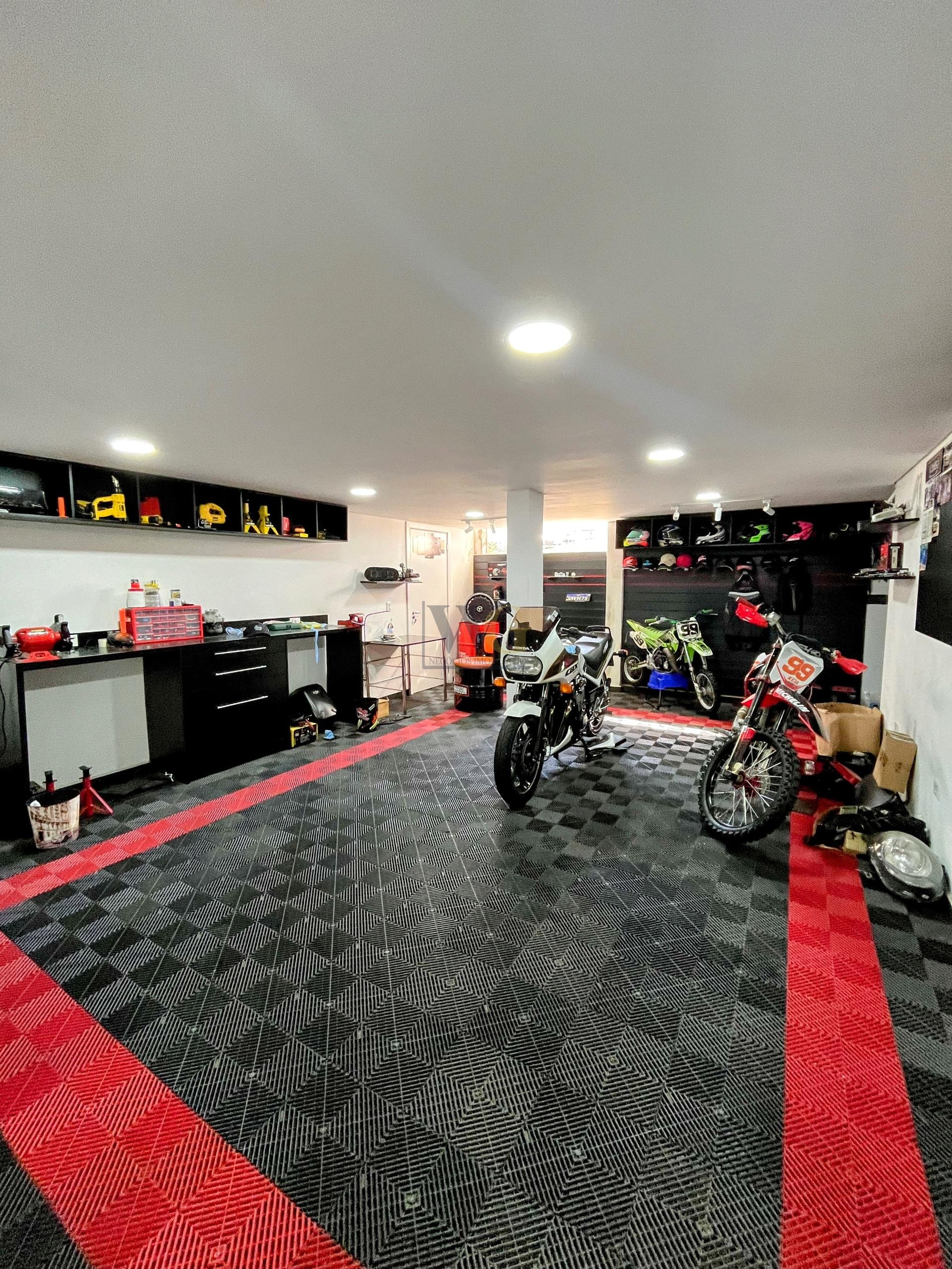 Bela Casa com 480 m  privativos no Boqueirão e ainda com porte...