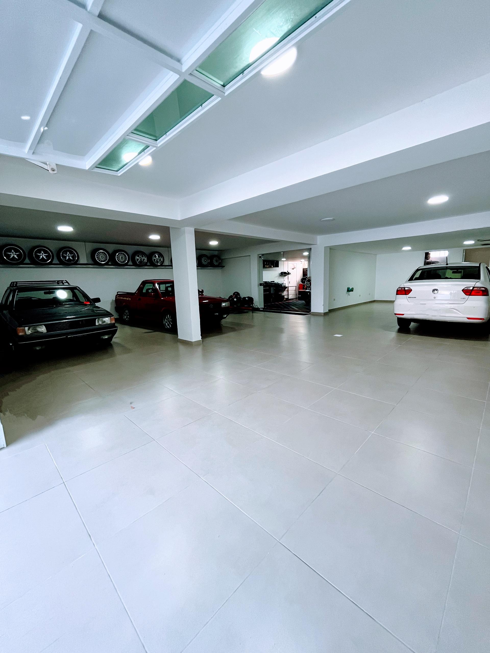 Bela Casa com 480 m  privativos no Boqueirão e ainda com porte...