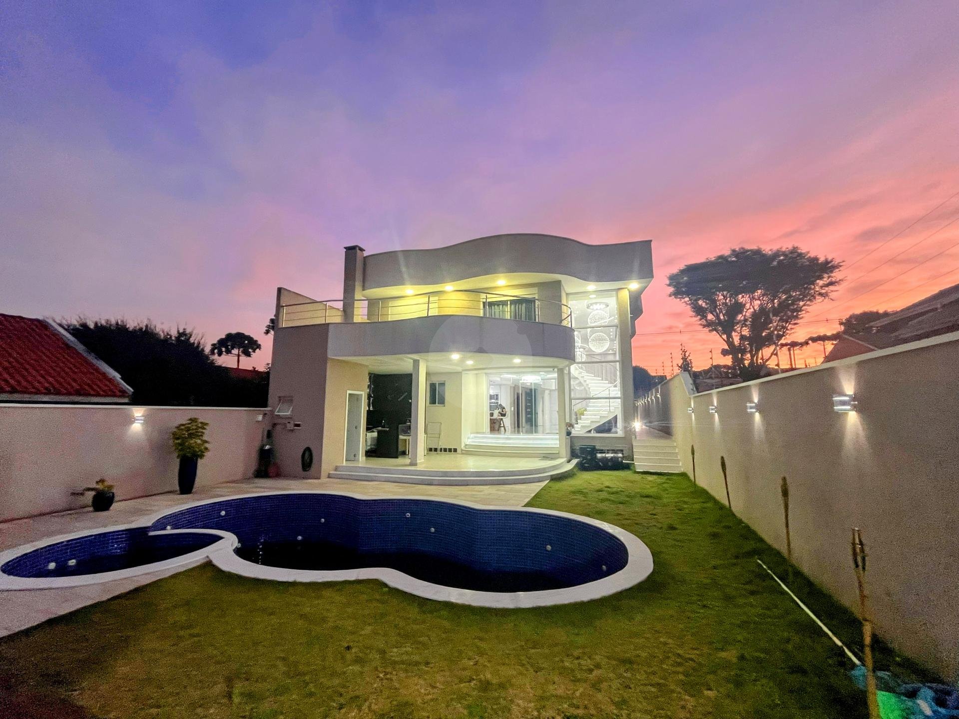 Bela Casa com 480 m  privativos no Boqueirão e ainda com porteira fechada    