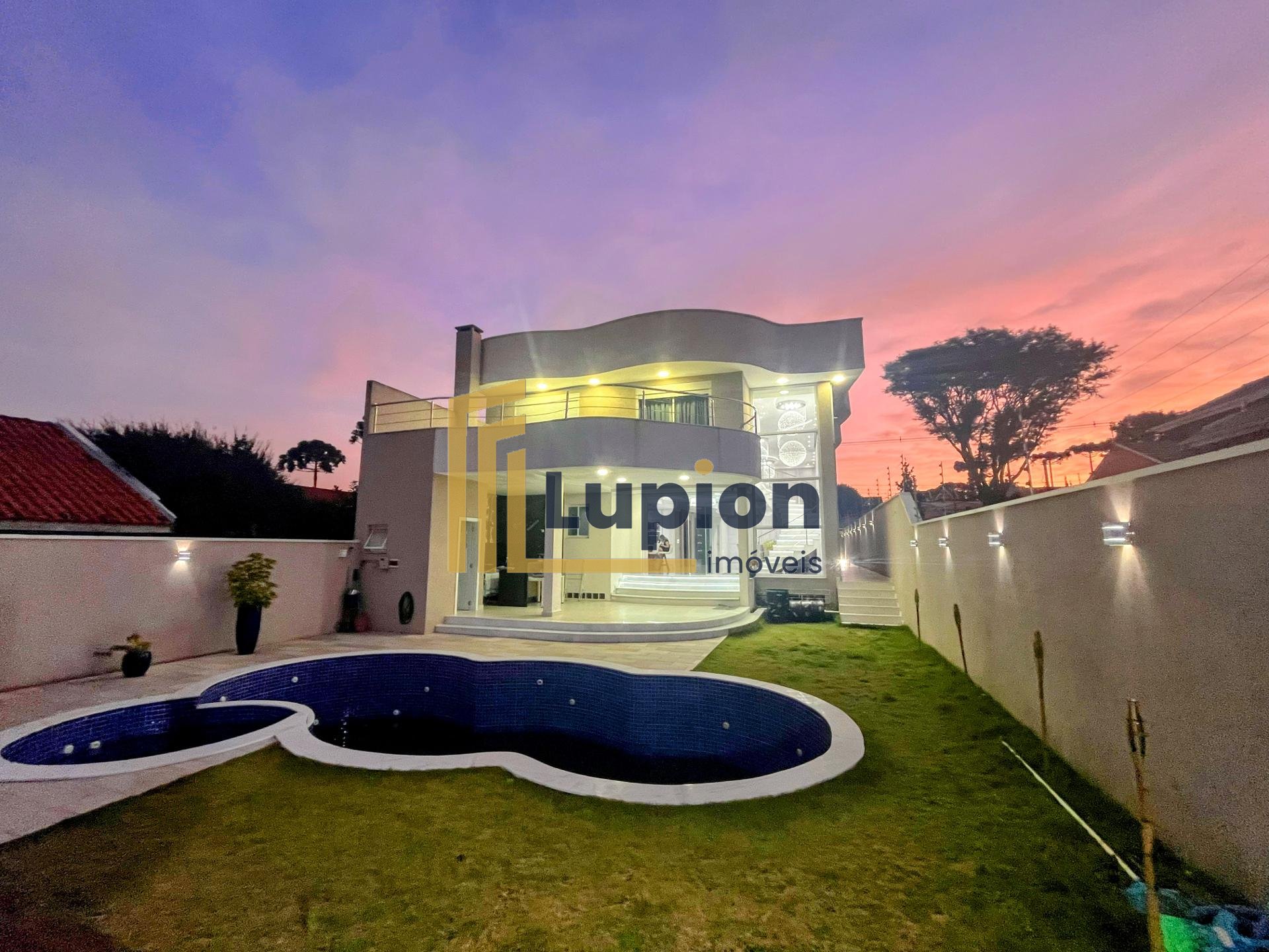 Bela Casa com 480 m  privativos no Boqueirão e ainda com porte...